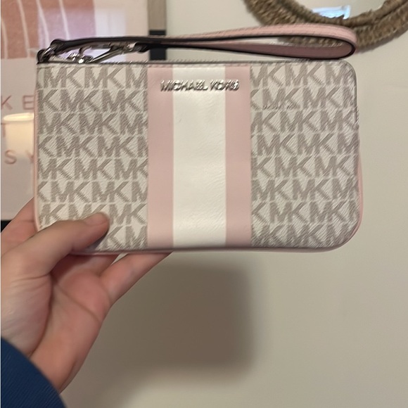 Selling a Michael Kors Handbag clutch. Never used. Brand new still with the tag - Picture 4 of 4